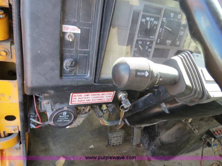 image for item F4347 1996 International 4900 flatbed truck