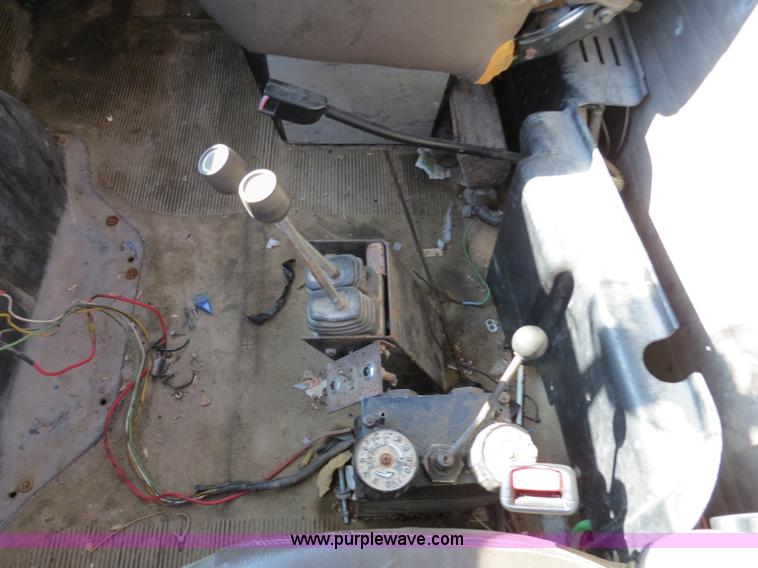 image for item F4347 1996 International 4900 flatbed truck