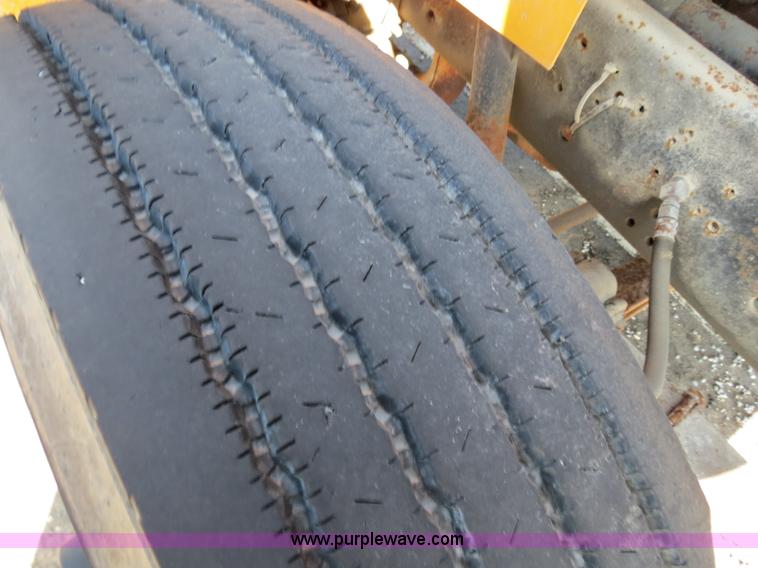 image for item F4347 1996 International 4900 flatbed truck