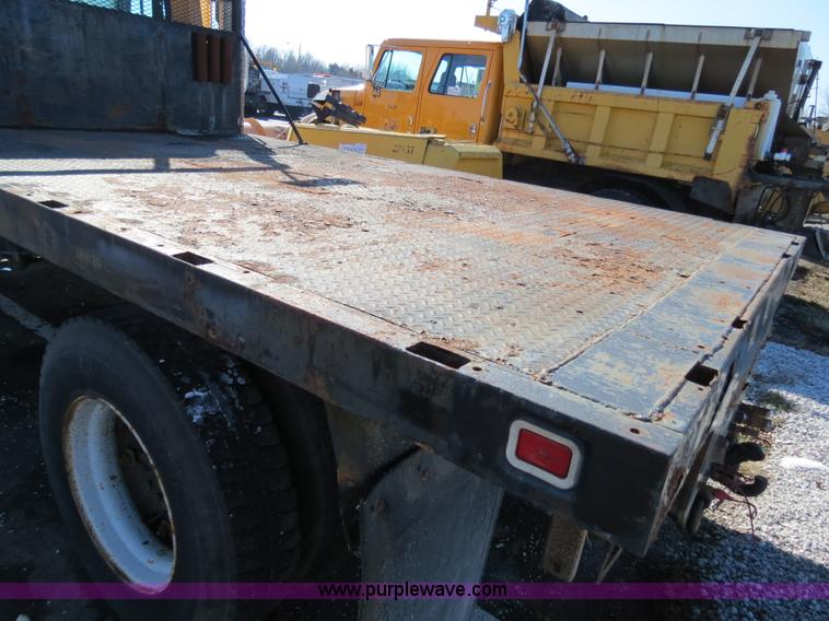 image for item F4347 1996 International 4900 flatbed truck