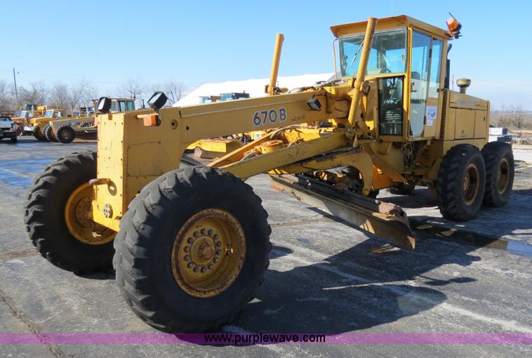 image for item F4349 1989 John Deere 670B articulated motor grader