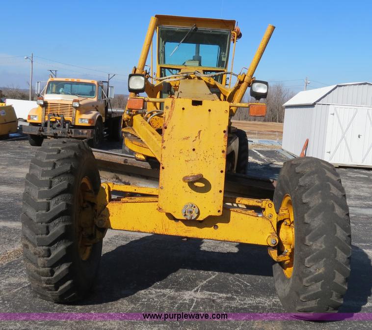 image for item F4349 1989 John Deere 670B articulated motor grader