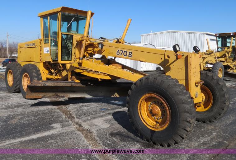 image for item F4349 1989 John Deere 670B articulated motor grader