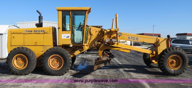 image for item F4349 1989 John Deere 670B articulated motor grader