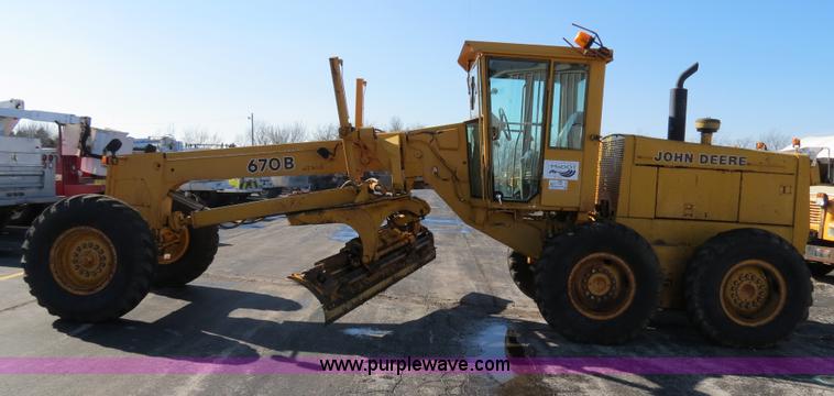image for item F4349 1989 John Deere 670B articulated motor grader