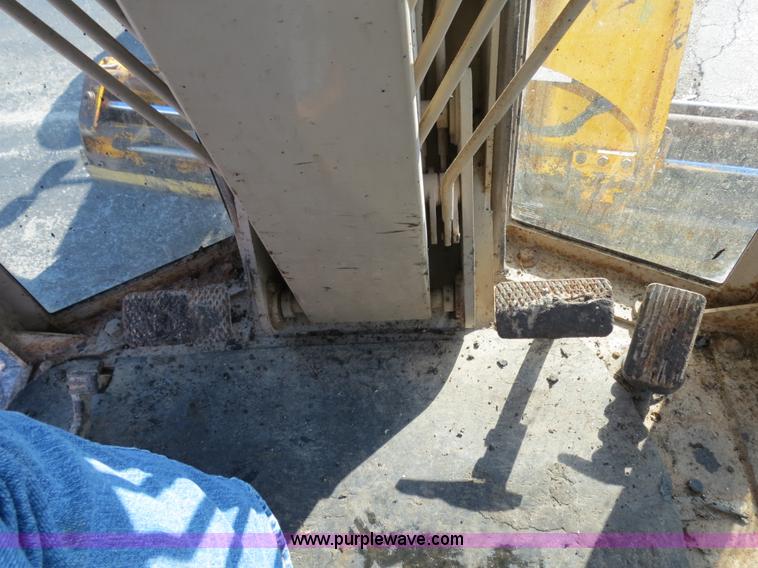 image for item F4349 1989 John Deere 670B articulated motor grader