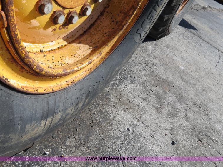 image for item F4349 1989 John Deere 670B articulated motor grader