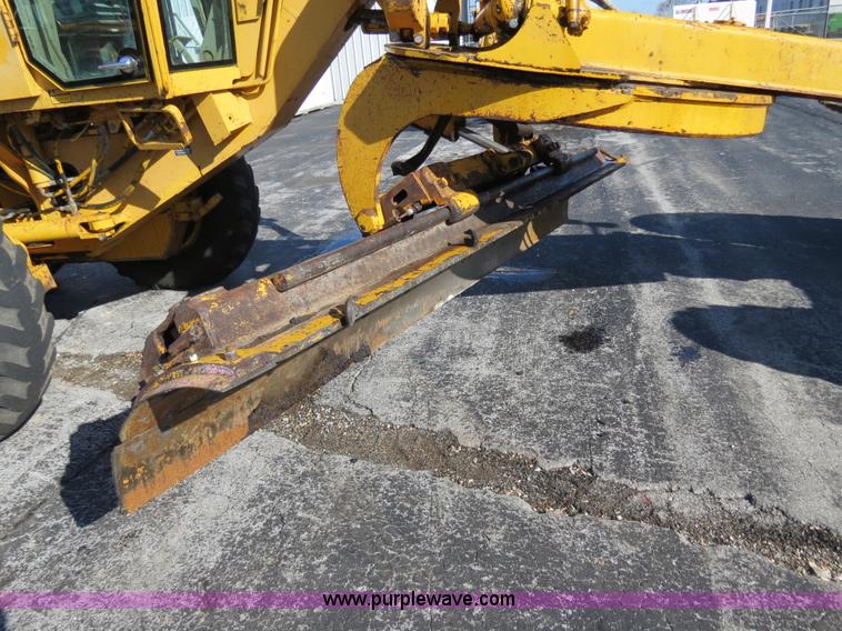 image for item F4349 1989 John Deere 670B articulated motor grader