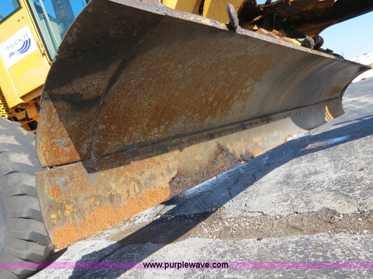 image for item F4349 1989 John Deere 670B articulated motor grader