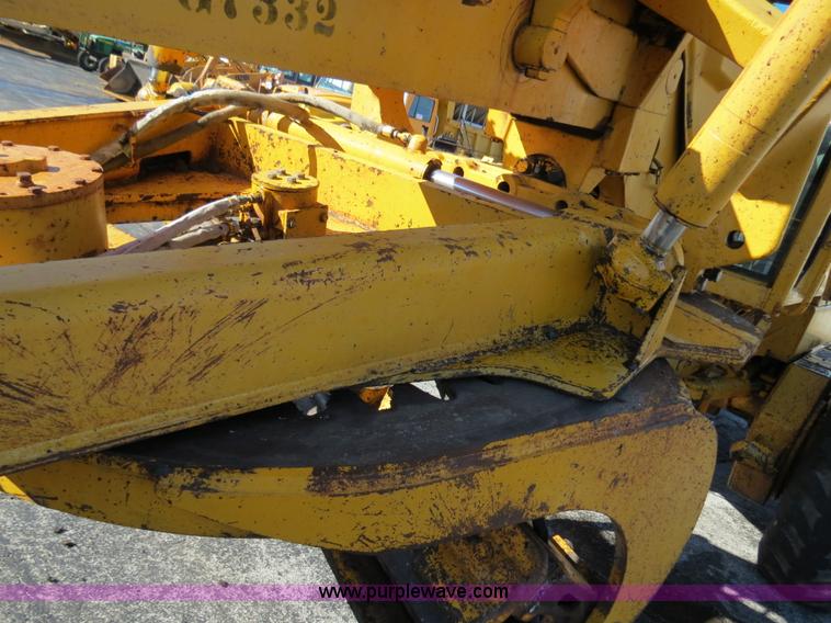 image for item F4349 1989 John Deere 670B articulated motor grader