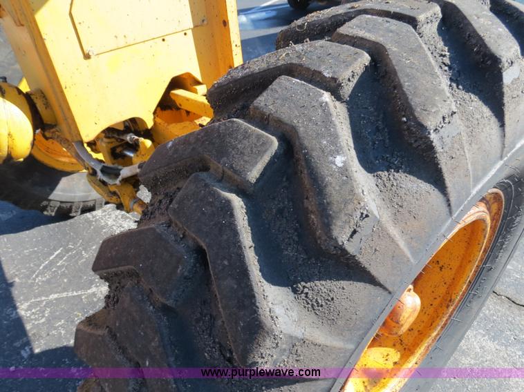 image for item F4349 1989 John Deere 670B articulated motor grader