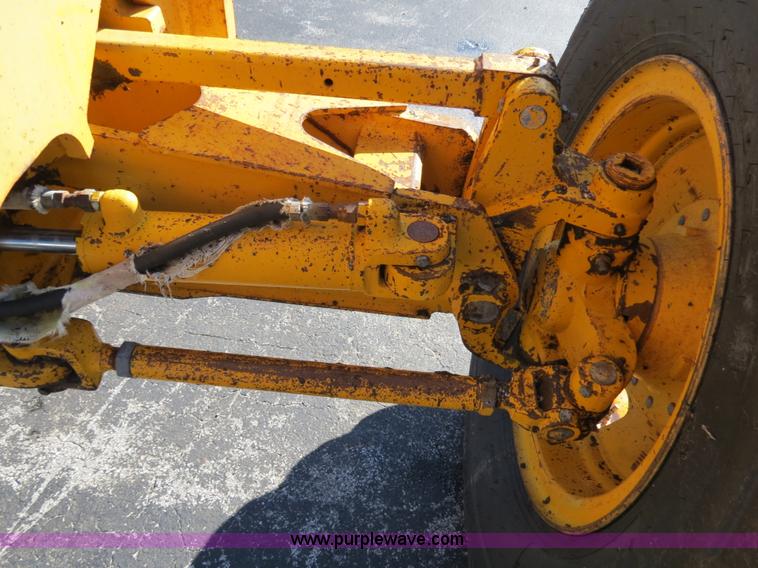 image for item F4349 1989 John Deere 670B articulated motor grader