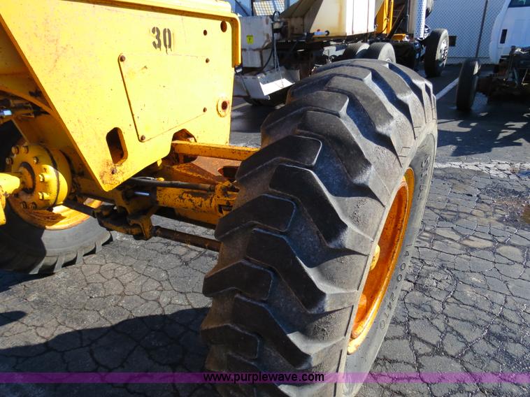 image for item F4353 1980 John Deere 670A articulated motor grader