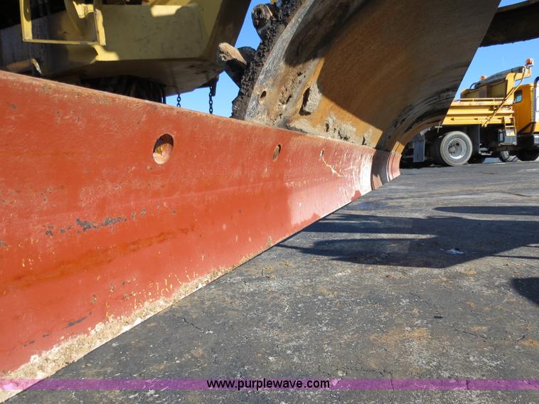 image for item F4355 Champion 720A articulated motor grader