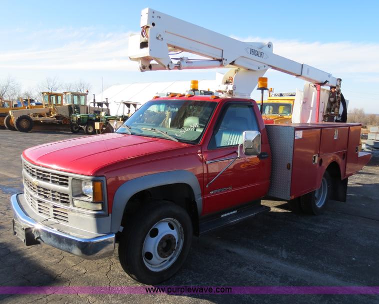 image for item F4362 2000 Chevrolet 3500 crane truck