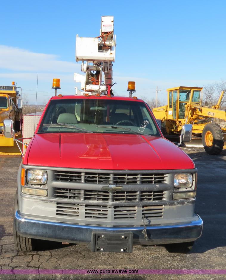 image for item F4362 2000 Chevrolet 3500 crane truck