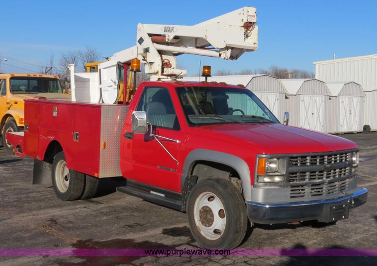 image for item F4362 2000 Chevrolet 3500 crane truck