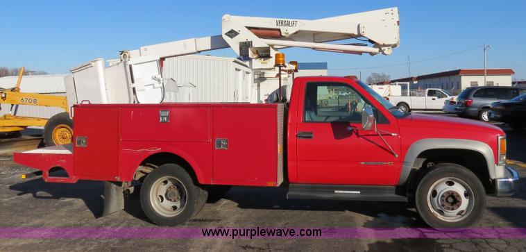 image for item F4362 2000 Chevrolet 3500 crane truck