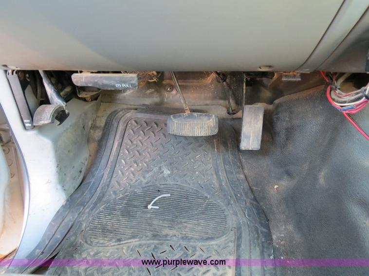 image for item F4365 2002 Ford F450 flatbed truck