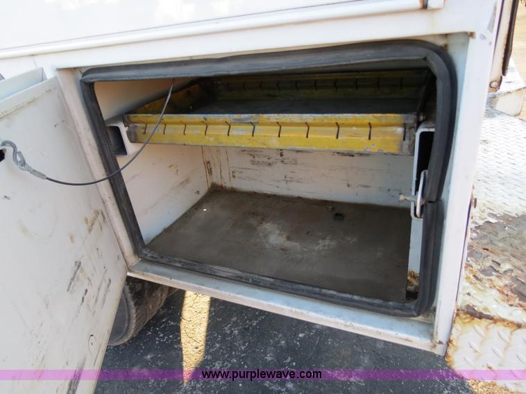 image for item F4366 2003 Chevrolet Silverado 3500 service truck