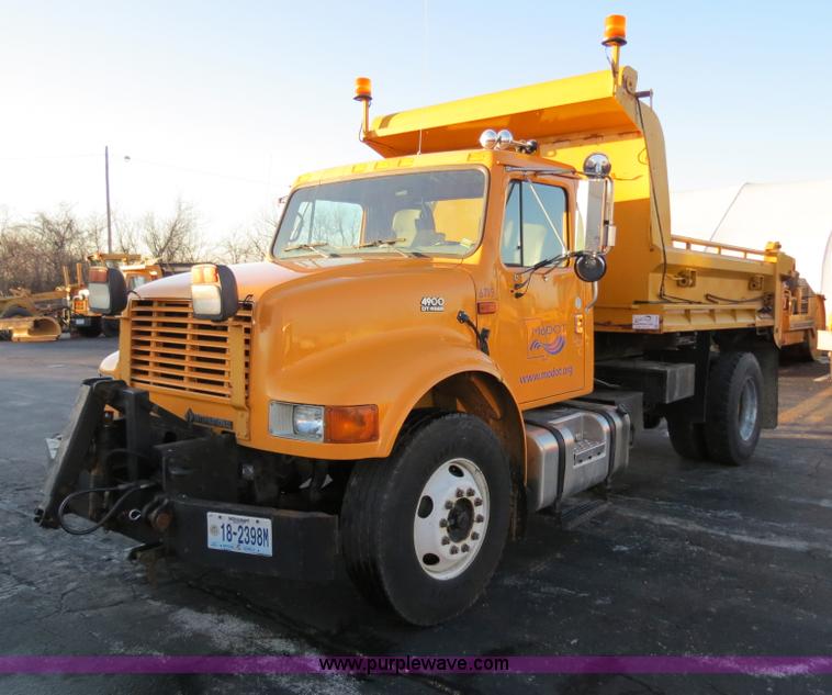 image for item F4369 2002 International 4900 dump truck