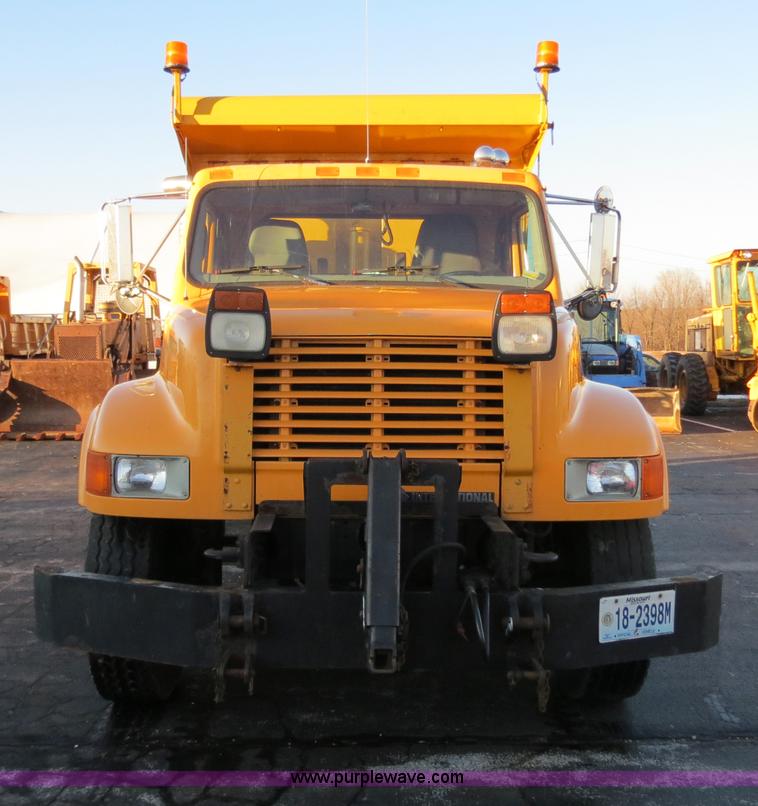 image for item F4369 2002 International 4900 dump truck