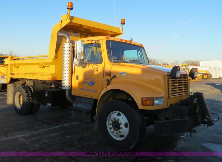 image for item F4369 2002 International 4900 dump truck