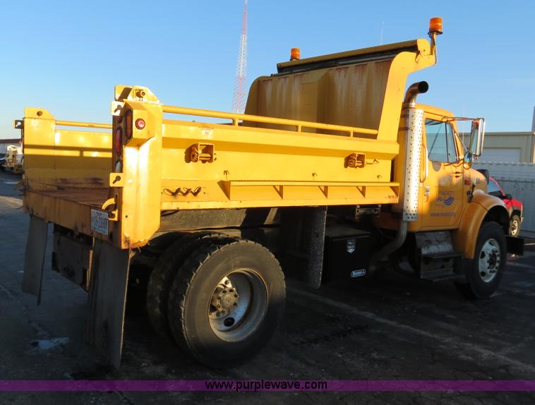 image for item F4369 2002 International 4900 dump truck
