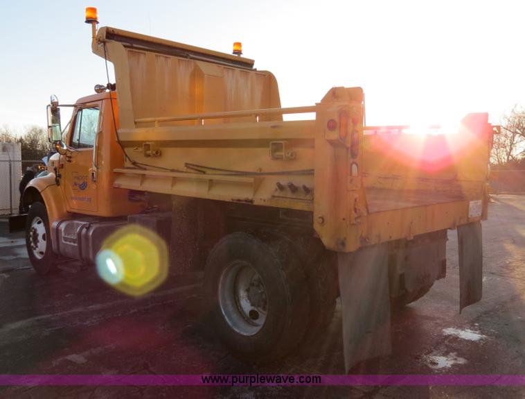 image for item F4369 2002 International 4900 dump truck