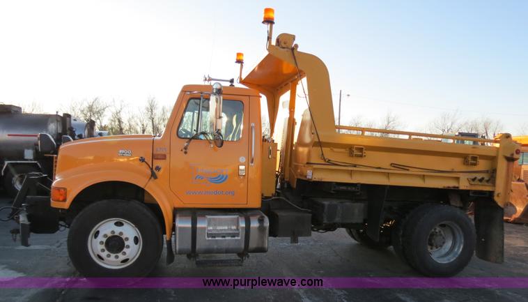 image for item F4369 2002 International 4900 dump truck