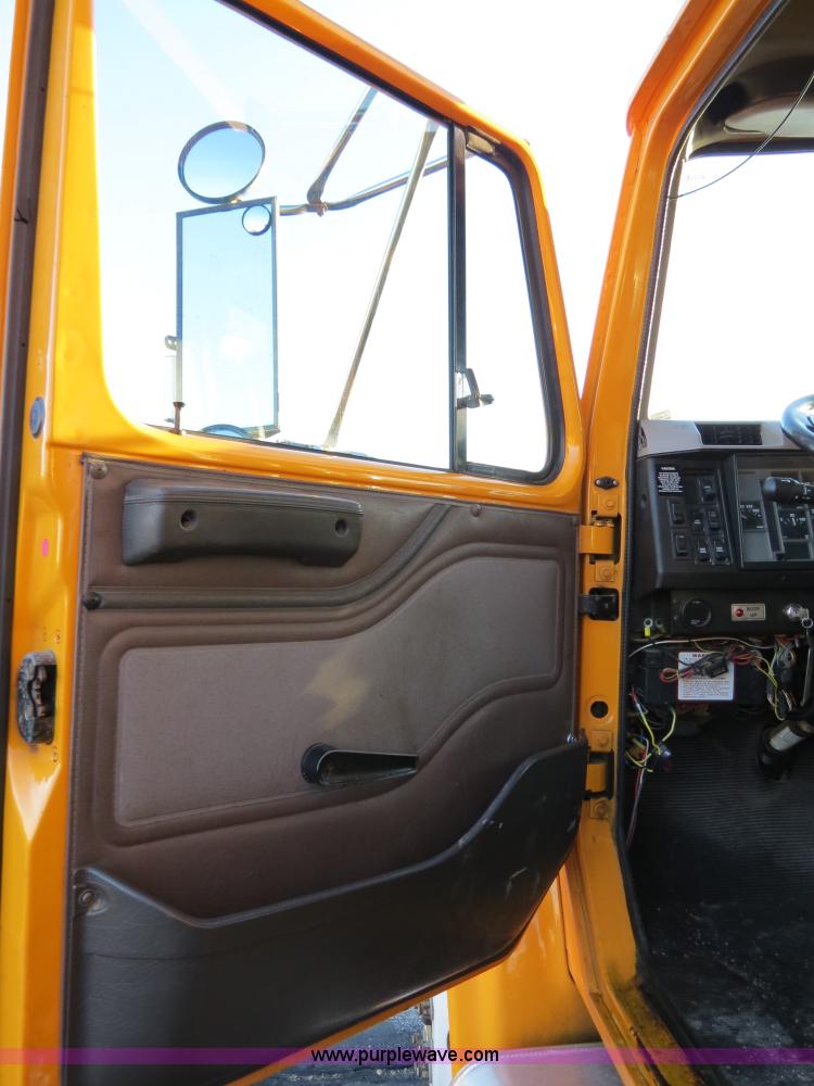 image for item F4369 2002 International 4900 dump truck