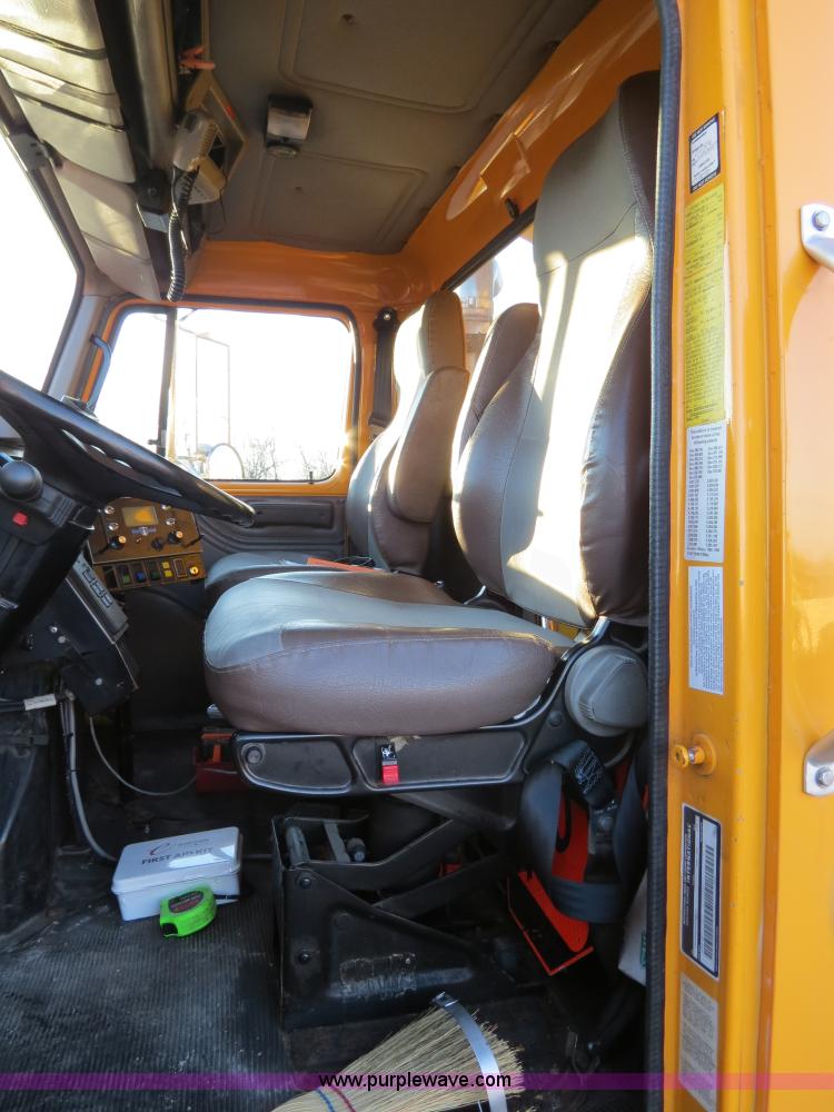 image for item F4369 2002 International 4900 dump truck