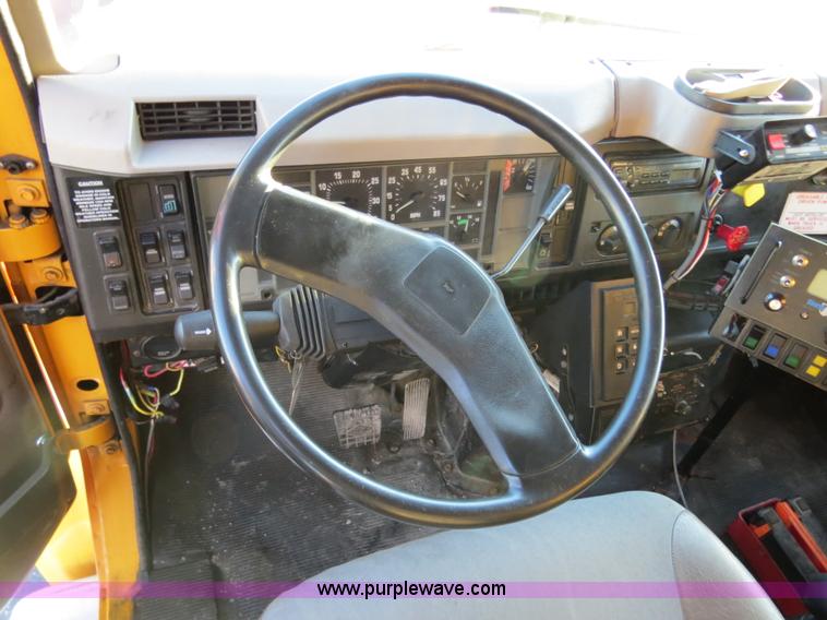 image for item F4369 2002 International 4900 dump truck