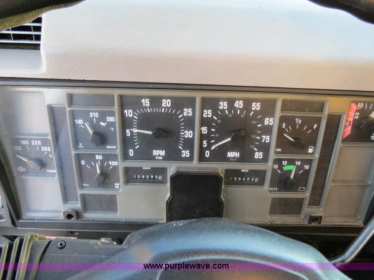 image for item F4369 2002 International 4900 dump truck