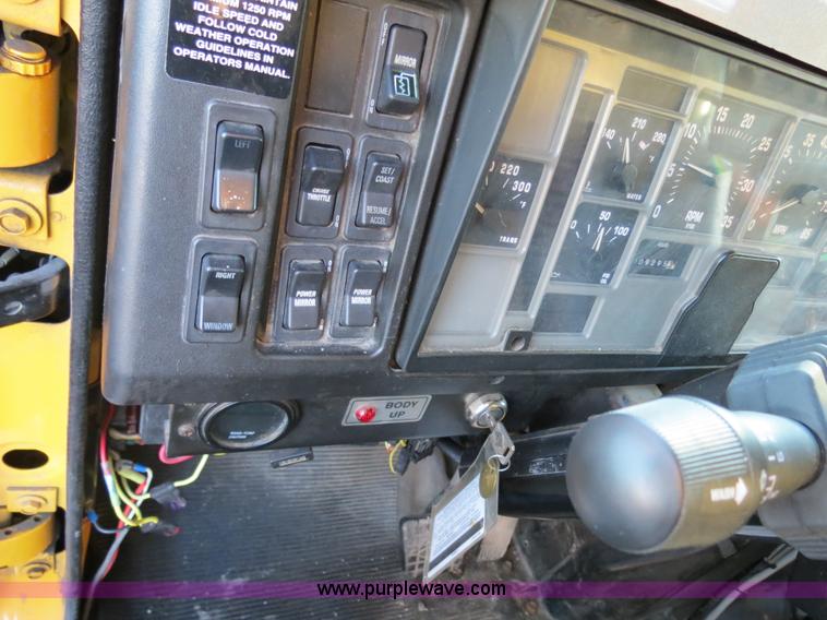 image for item F4369 2002 International 4900 dump truck