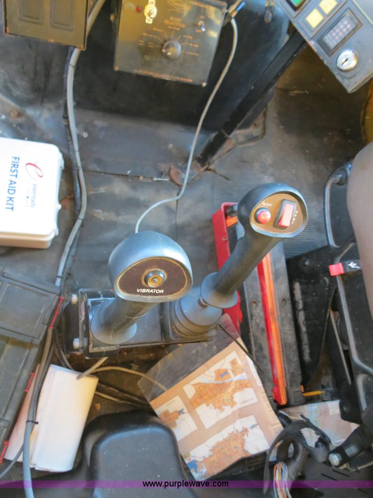 image for item F4369 2002 International 4900 dump truck