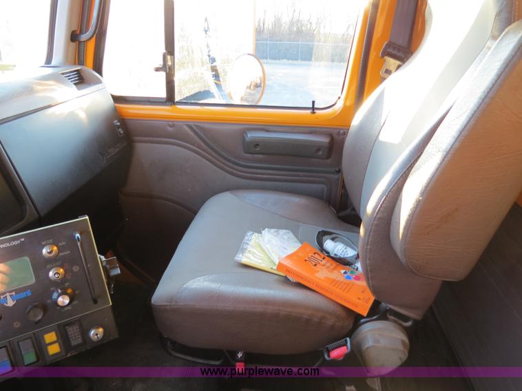 image for item F4369 2002 International 4900 dump truck