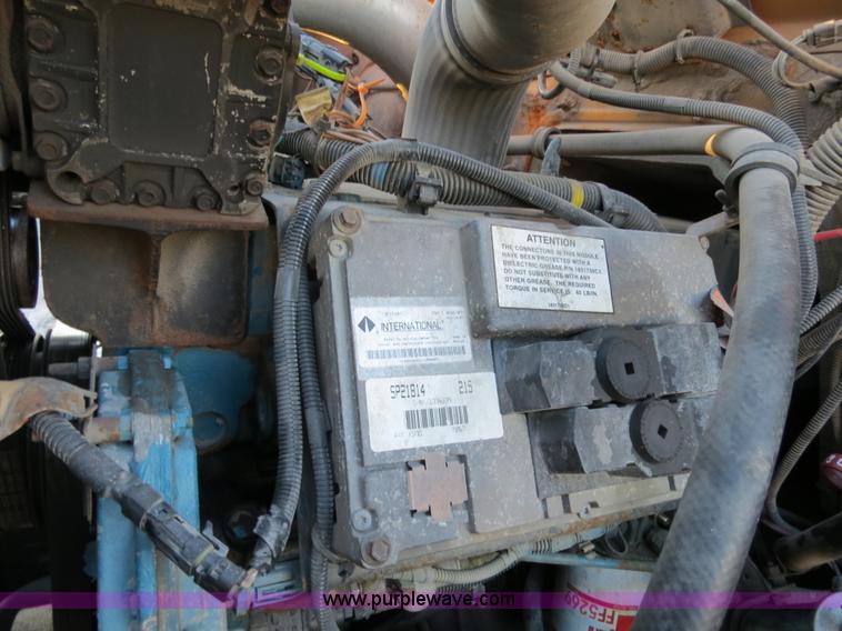 image for item F4369 2002 International 4900 dump truck