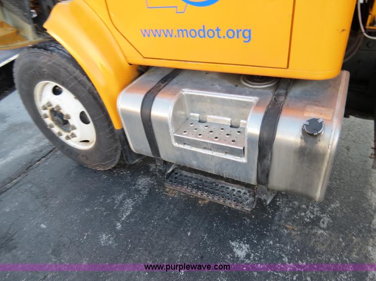 image for item F4369 2002 International 4900 dump truck