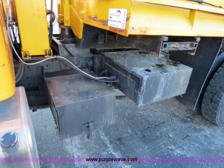 image for item F4369 2002 International 4900 dump truck