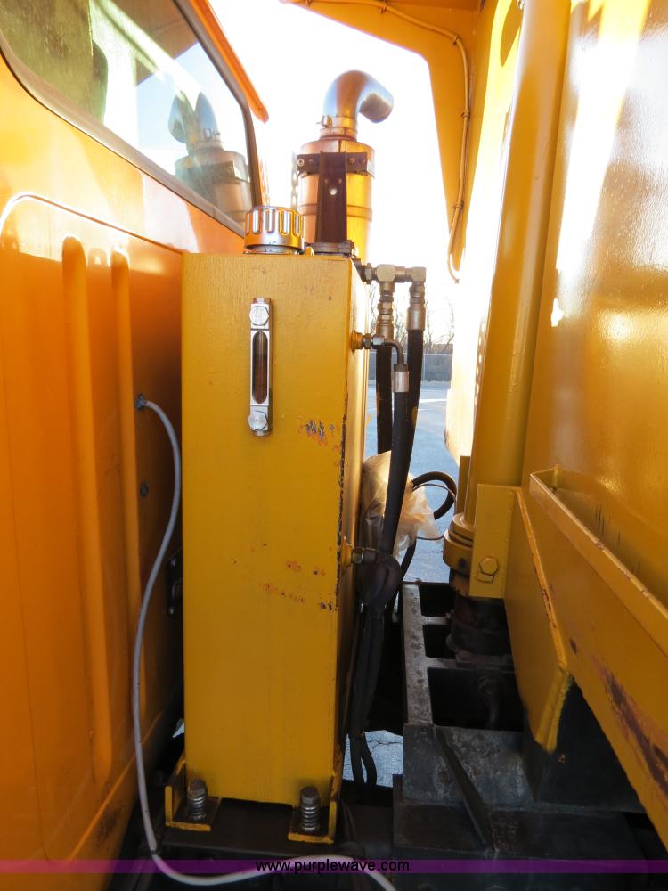 image for item F4369 2002 International 4900 dump truck