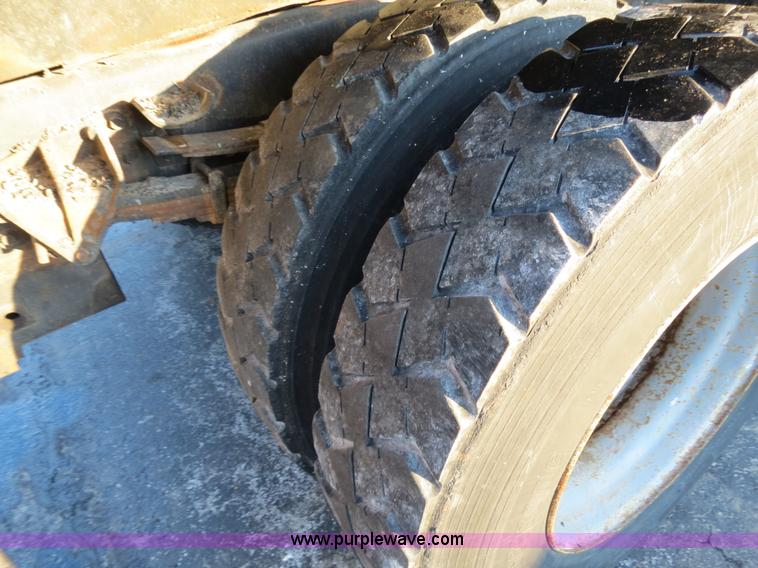 image for item F4369 2002 International 4900 dump truck