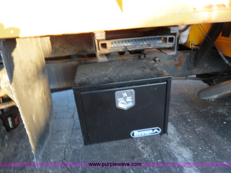 image for item F4369 2002 International 4900 dump truck