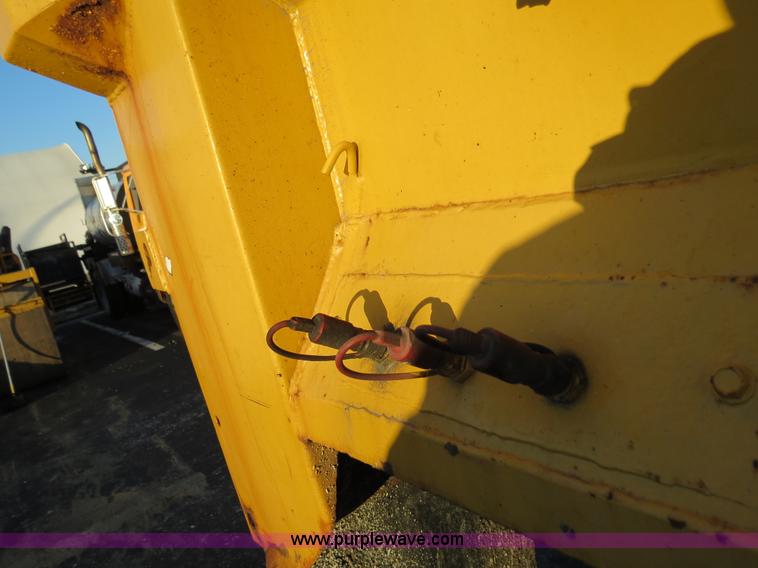 image for item F4369 2002 International 4900 dump truck