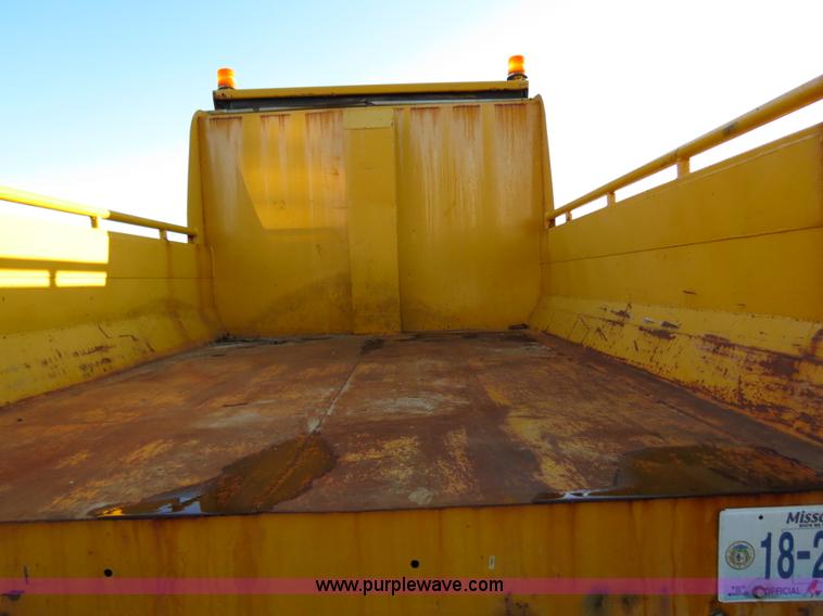 image for item F4369 2002 International 4900 dump truck