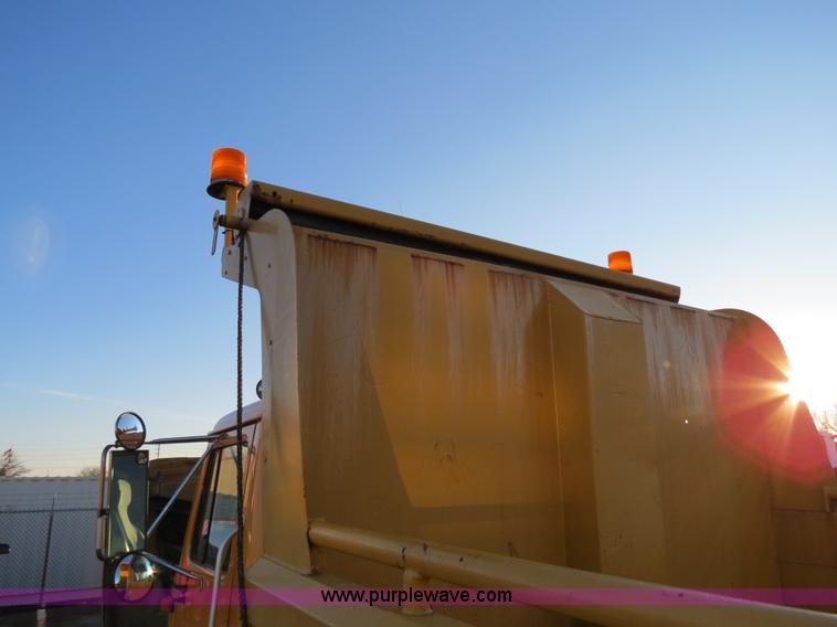 image for item F4369 2002 International 4900 dump truck