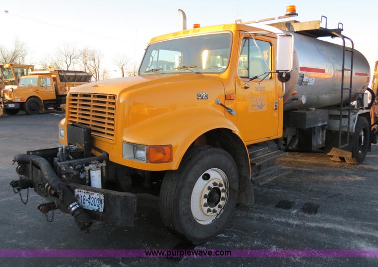 image for item F4370 1997 International 4900 oil distribution truck
