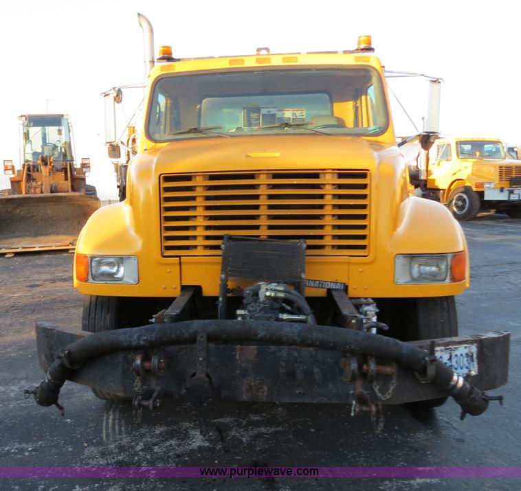 image for item F4370 1997 International 4900 oil distribution truck