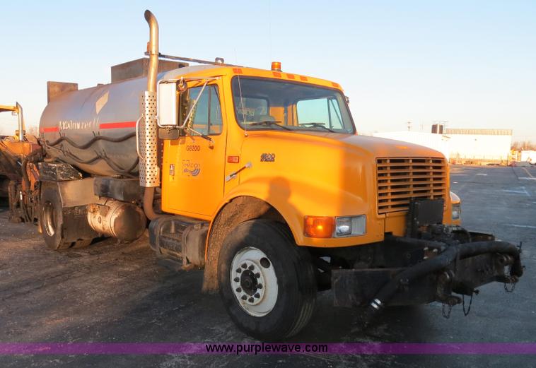 image for item F4370 1997 International 4900 oil distribution truck