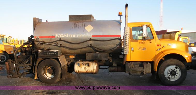 image for item F4370 1997 International 4900 oil distribution truck